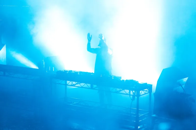 Dead Air, Alive Room: How UK DJs Are Using Silence as Their Most Powerful Weapon