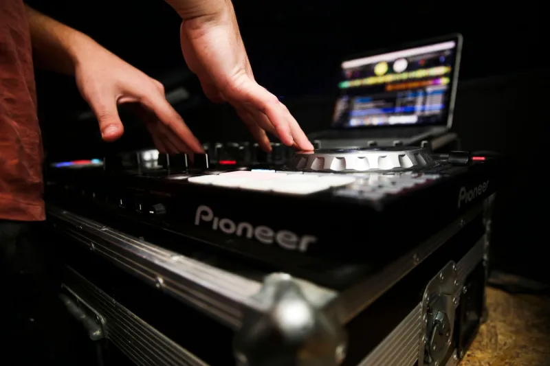 Plug In and Play: The Real Gear Setups UK DJs Are Running in 2024