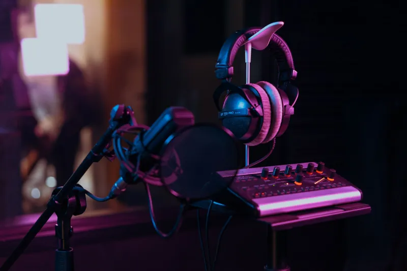 On Air, On the Rise: How UK DJs Are Turning Home Studios Into Career-Launching Broadcast Platforms